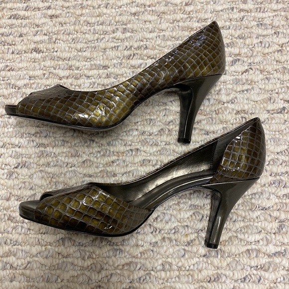 New Liz Claiborne snake skin heels - Picture 3 of 5